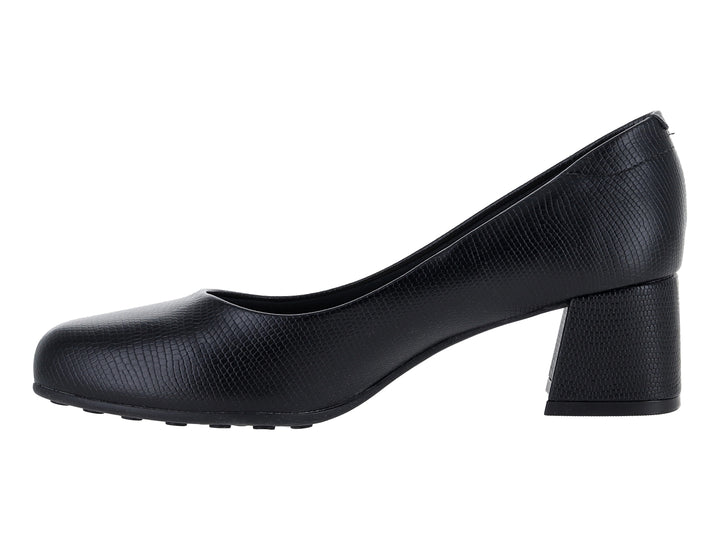 Zapato negro de tacón cuadrado con textura rugosa y punta cerrada.