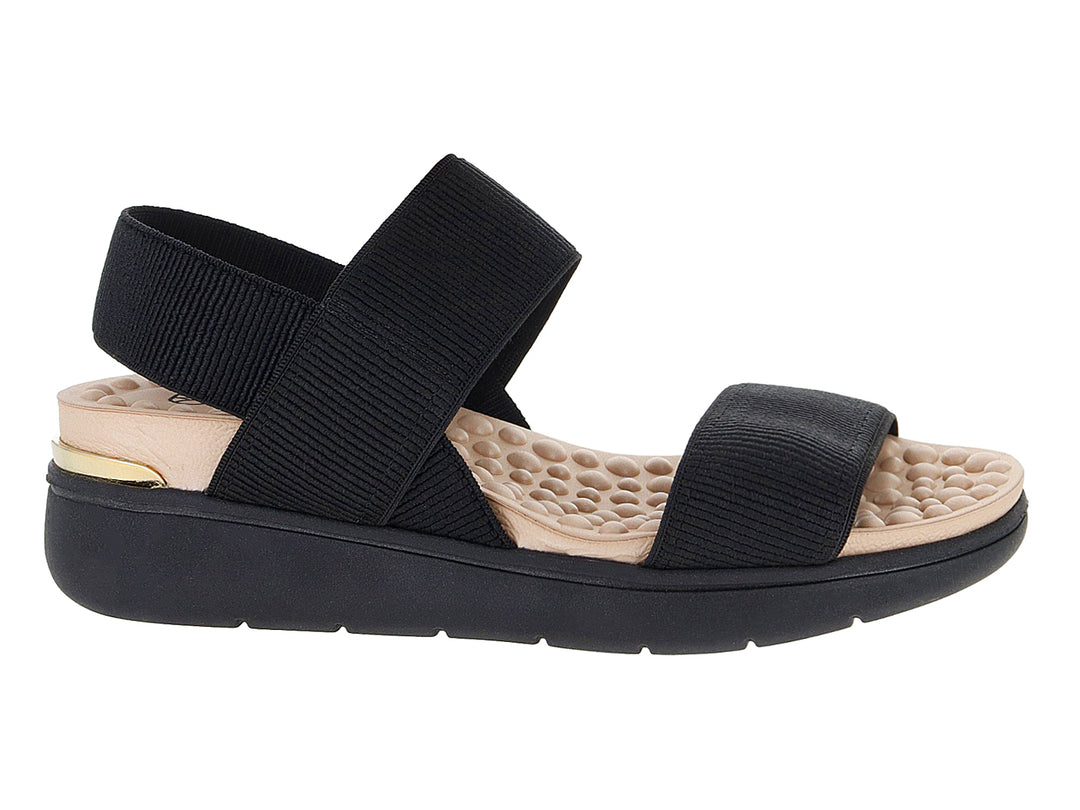 Sandalia de confort color negro con plantilla beige y tiras anchas elásticas.