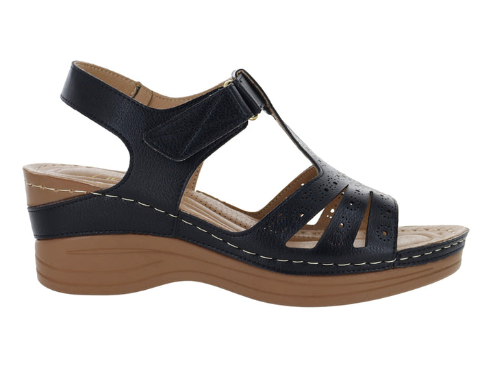 Sandalia negra para mujer con suela de cuña color café y correa ajustable en el tobillo.