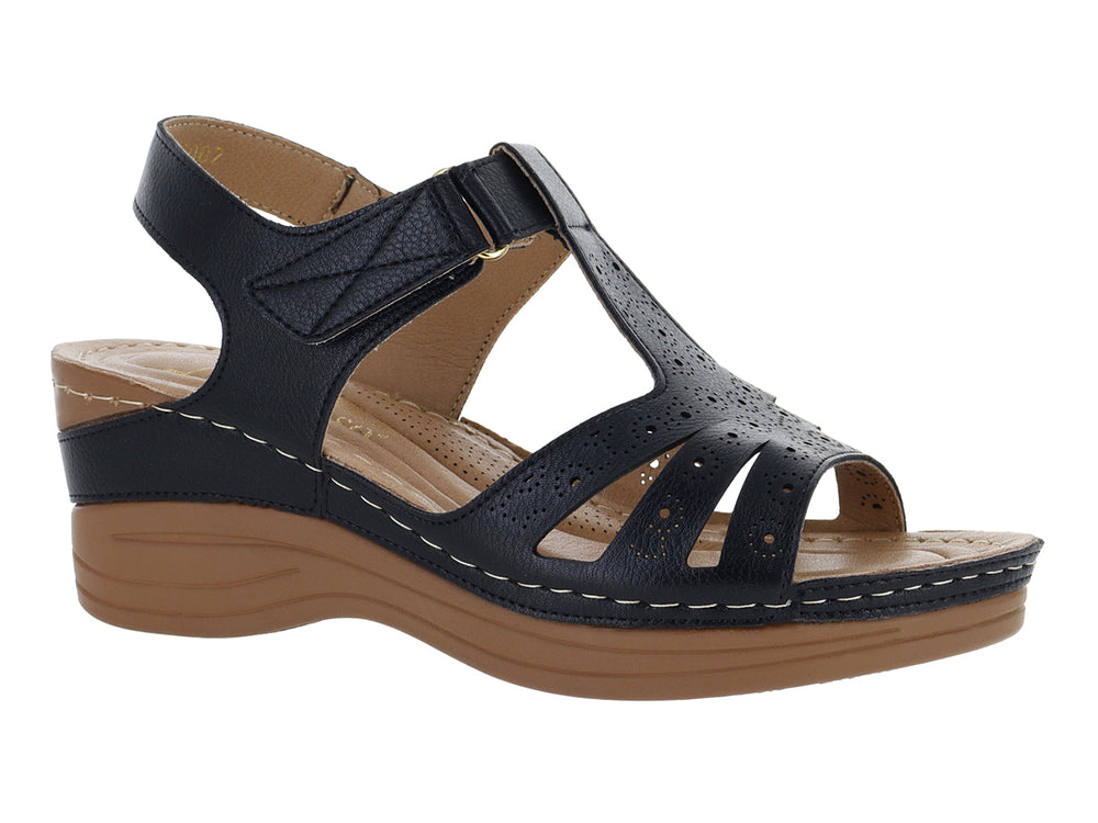 Sandalia negra para mujer con suela de cuña color café y correa ajustable en el tobillo.