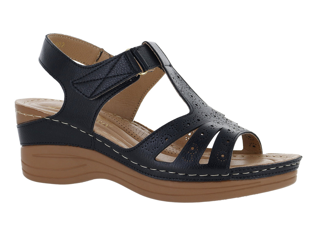 Sandalia negra para mujer con suela de cuña color café y correa ajustable en el tobillo.