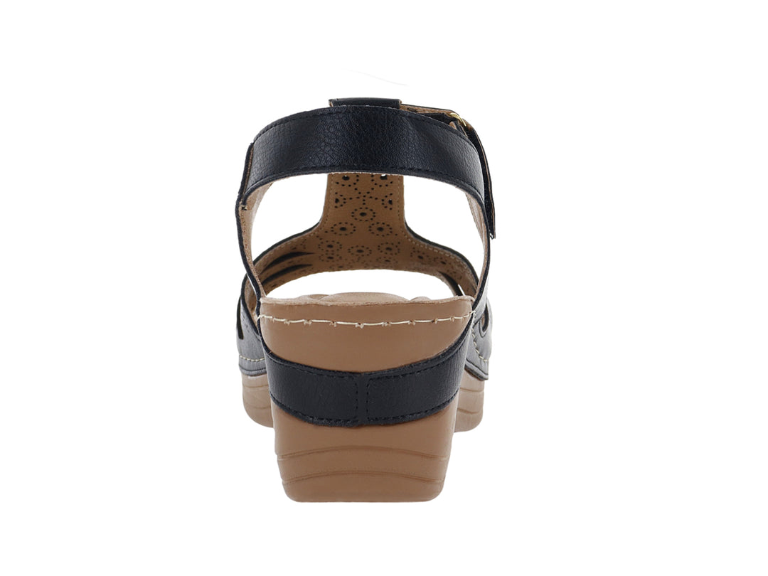 Sandalia negra para mujer con suela de cuña color café y correa ajustable en el tobillo.