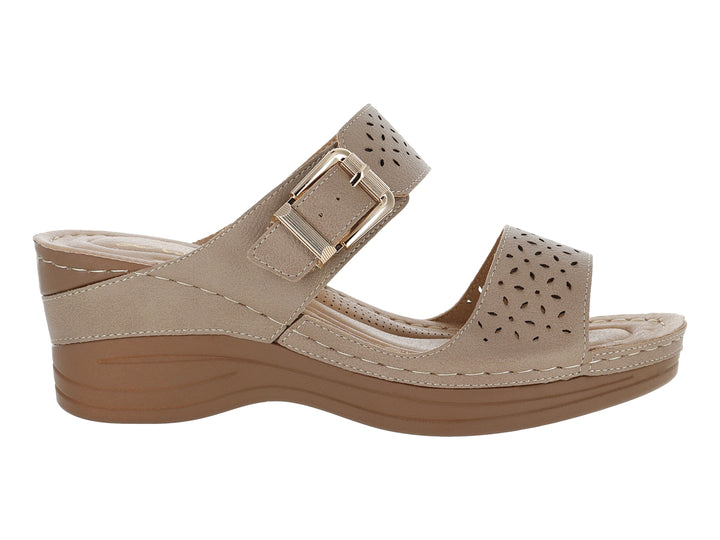 Sandalia de cuña color beige con correa ajustable y detalles perforados.