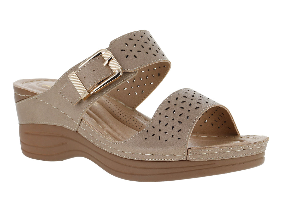 Sandalia de cuña color beige con correa ajustable y detalles perforados.