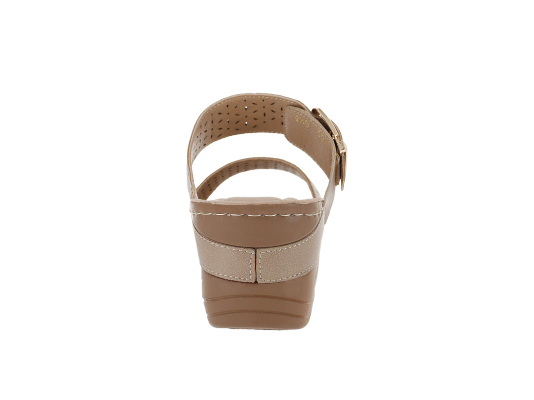 Sandalia de cuña color beige con correa ajustable y detalles perforados.