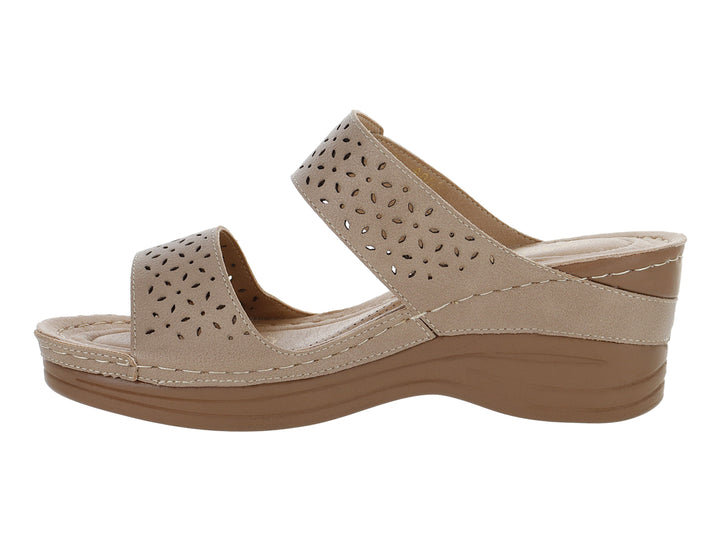 Sandalia de cuña color beige con correa ajustable y detalles perforados.