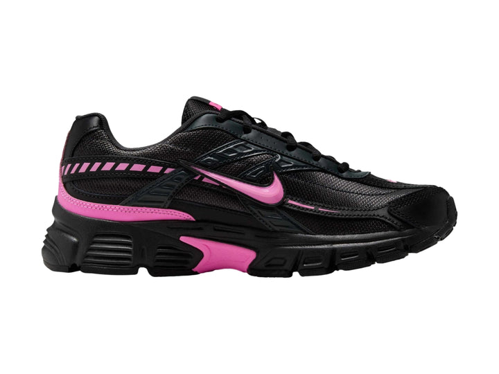 Tenis deportivos Nike color negro con detalles en rosa, vista lateral.