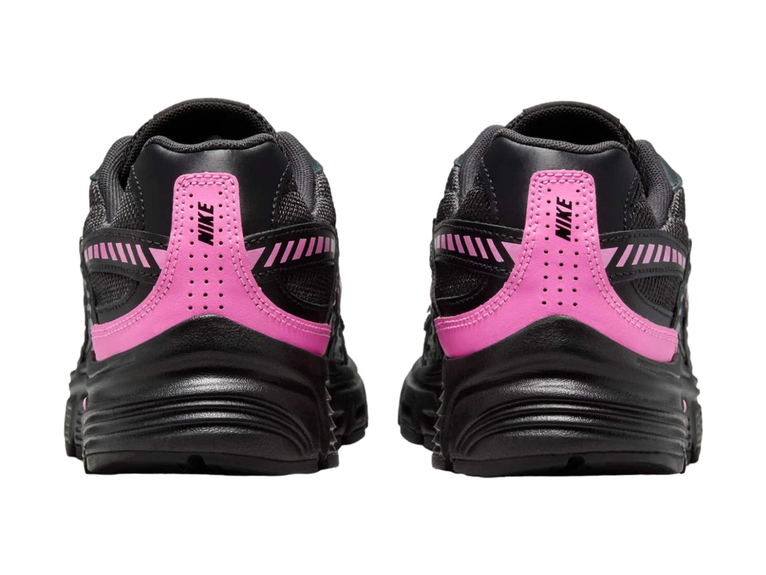Tenis deportivos Nike color negro con detalles en rosa, vista lateral.