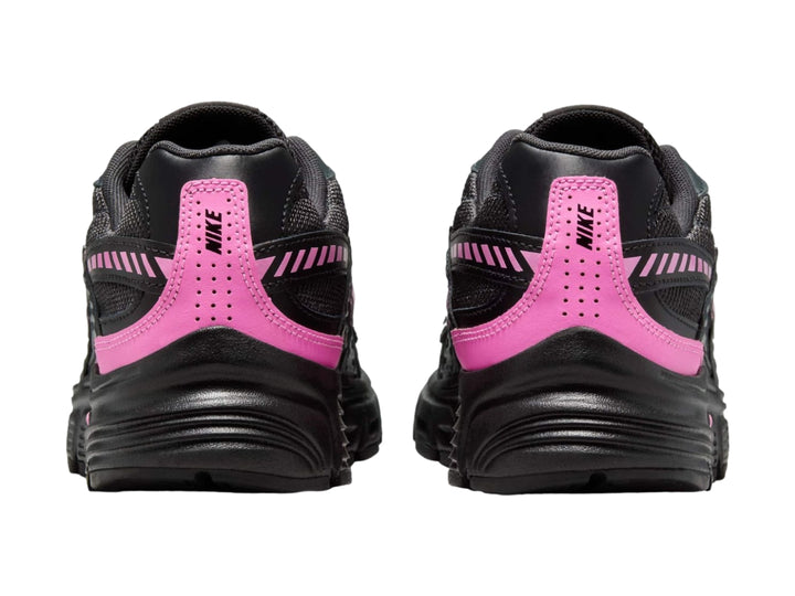 Tenis deportivos Nike color negro con detalles en rosa, vista lateral.