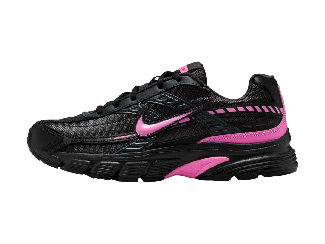 Tenis deportivos Nike color negro con detalles en rosa, vista lateral.