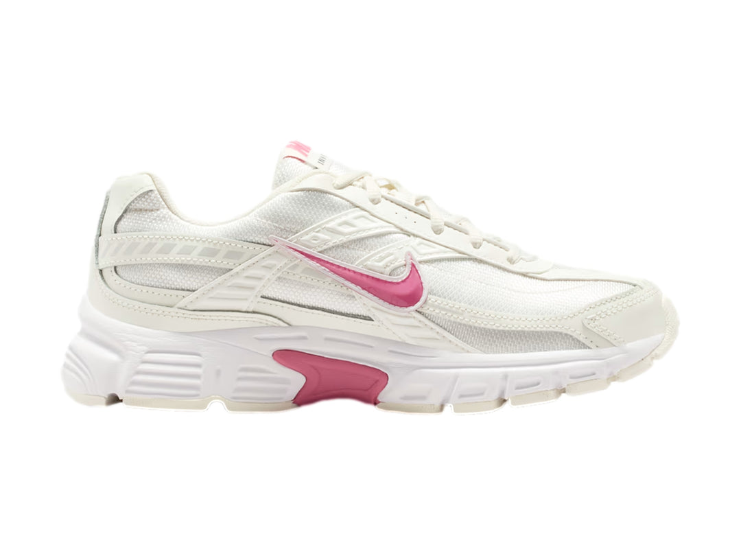 Tenis Nike Initiator en color blanco con detalles en rosa, diseño deportivo para mujer.
