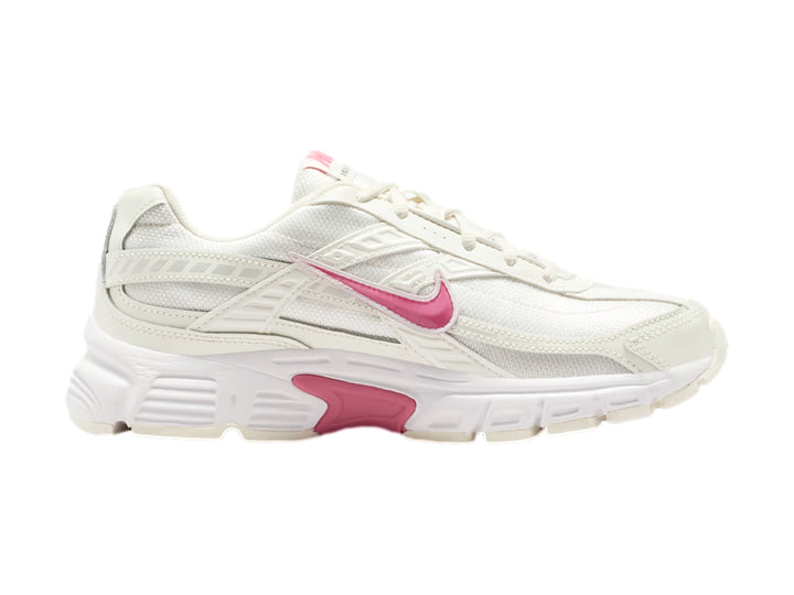 Tenis Nike Initiator en color blanco con detalles en rosa, diseño deportivo para mujer.
