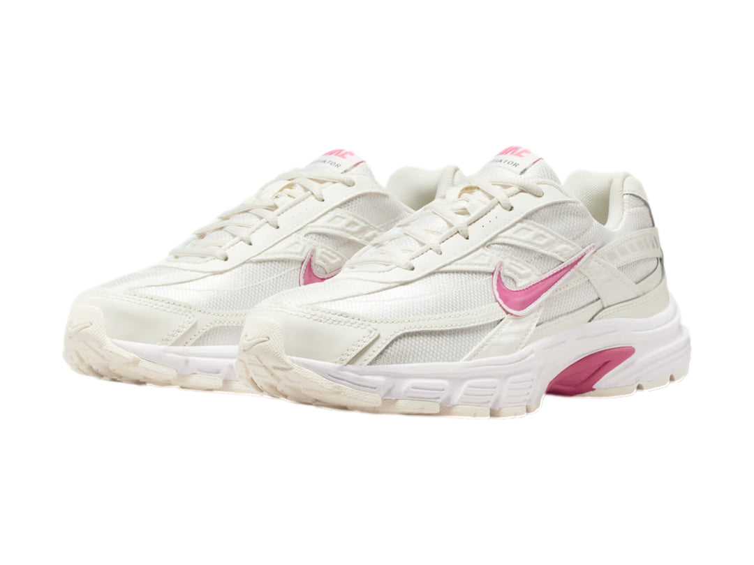 Tenis Nike Initiator en color blanco con detalles en rosa, diseño deportivo para mujer.