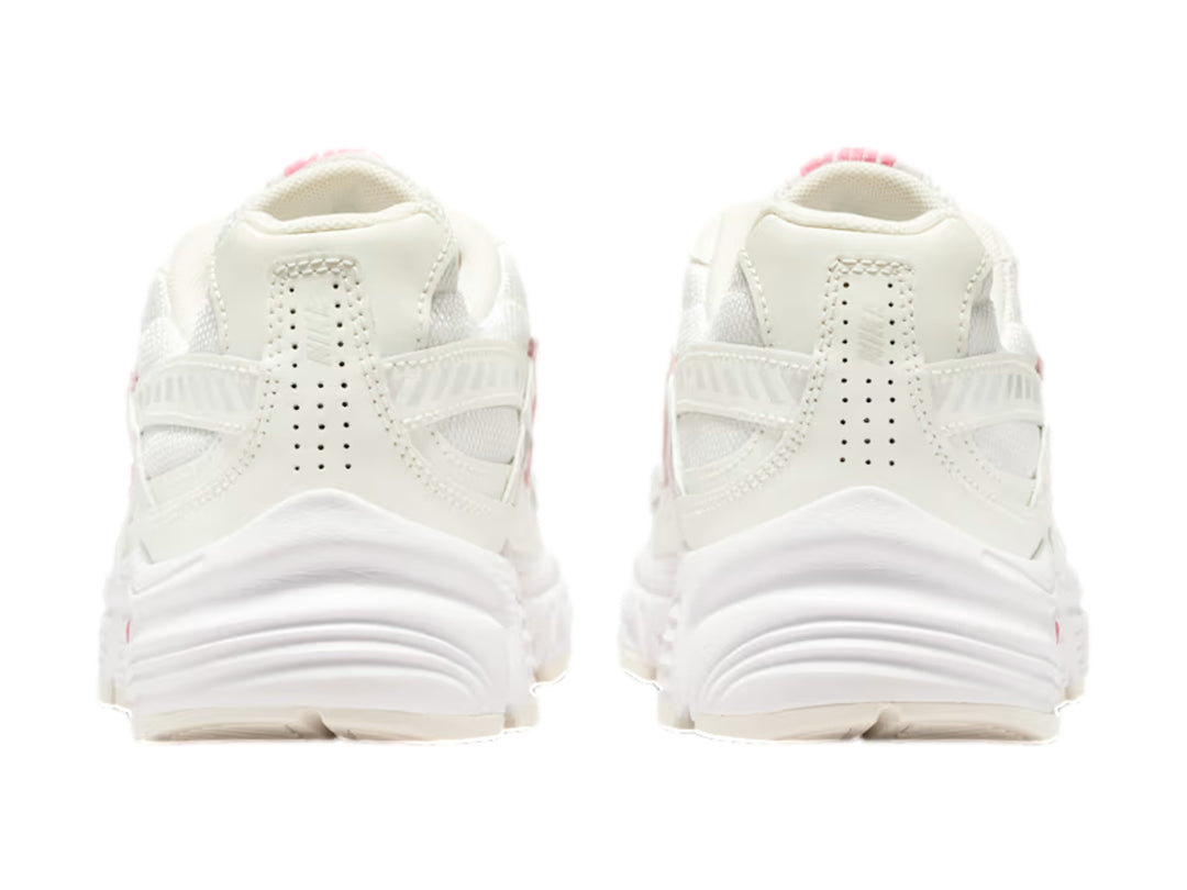 Tenis Nike Initiator en color blanco con detalles en rosa, diseño deportivo para mujer.