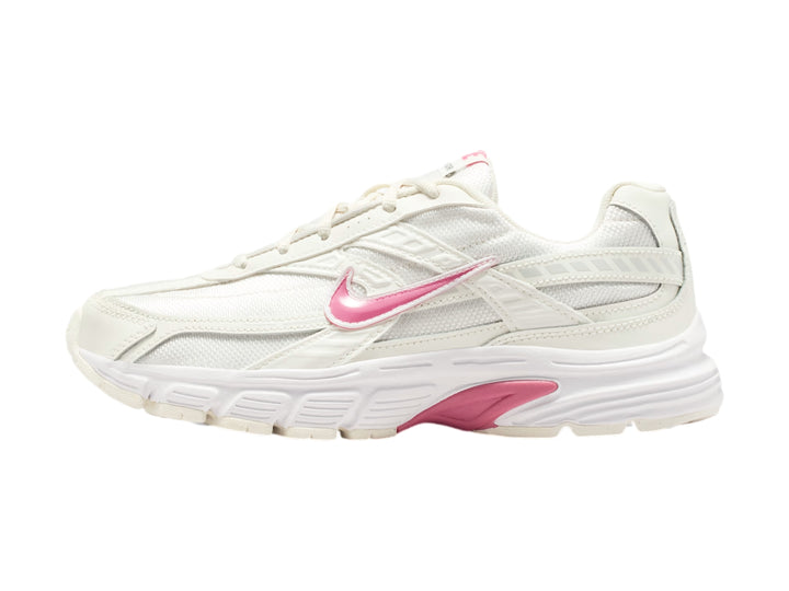Tenis Nike Initiator en color blanco con detalles en rosa, diseño deportivo para mujer.