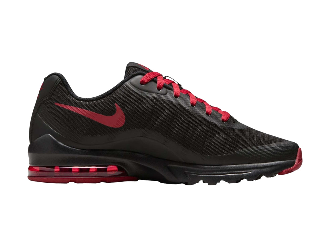 Tenis Nike Air Max Invigor color negro con detalles y cordones en rojo.