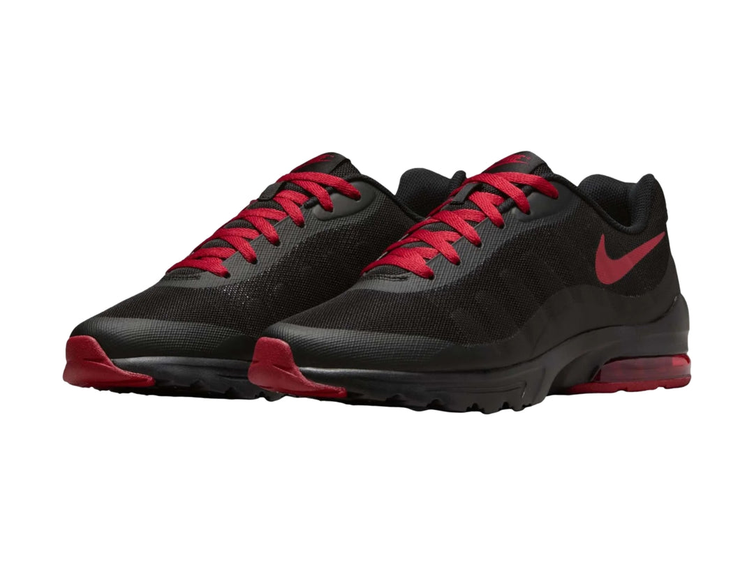 Tenis Nike Air Max Invigor color negro con detalles y cordones en rojo.
