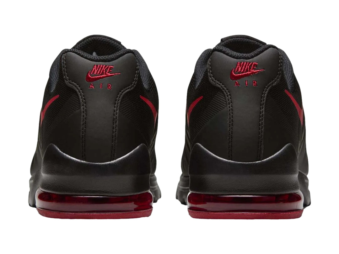 Tenis Nike Air Max Invigor color negro con detalles y cordones en rojo.