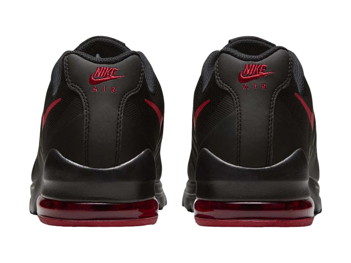 Tenis Nike Air Max Invigor color negro con detalles y cordones en rojo.