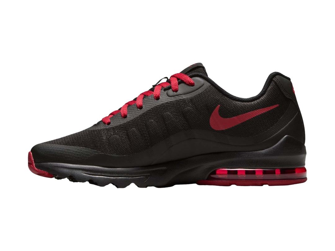 Tenis Nike Air Max Invigor color negro con detalles y cordones en rojo.