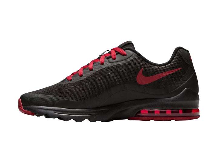 Tenis Nike Air Max Invigor color negro con detalles y cordones en rojo.