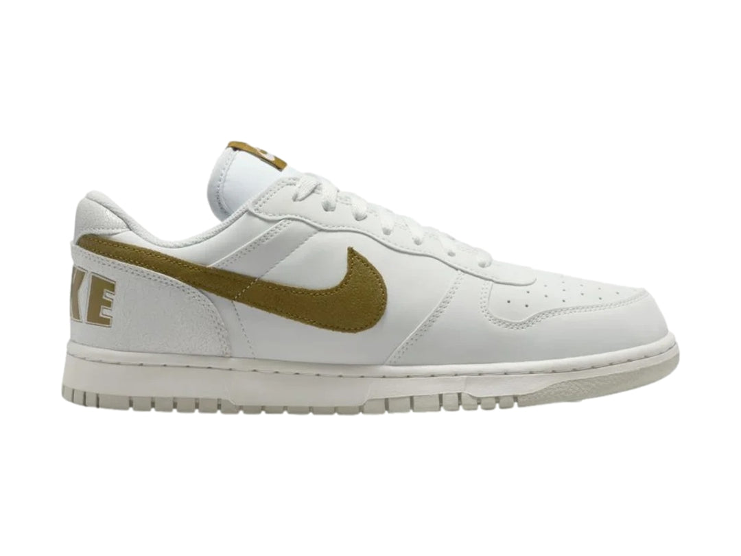 Tenis Nike blancos de corte bajo con detalles en color oliva en el logo y el talón.