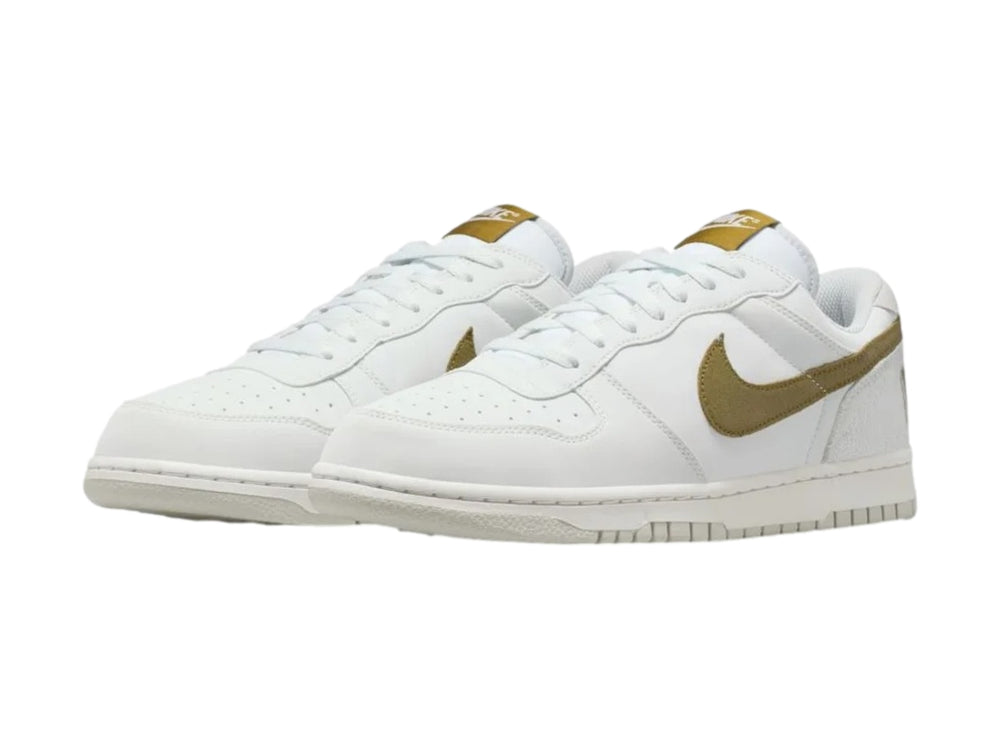 Tenis Nike blancos de corte bajo con detalles en color oliva en el logo y el talón.