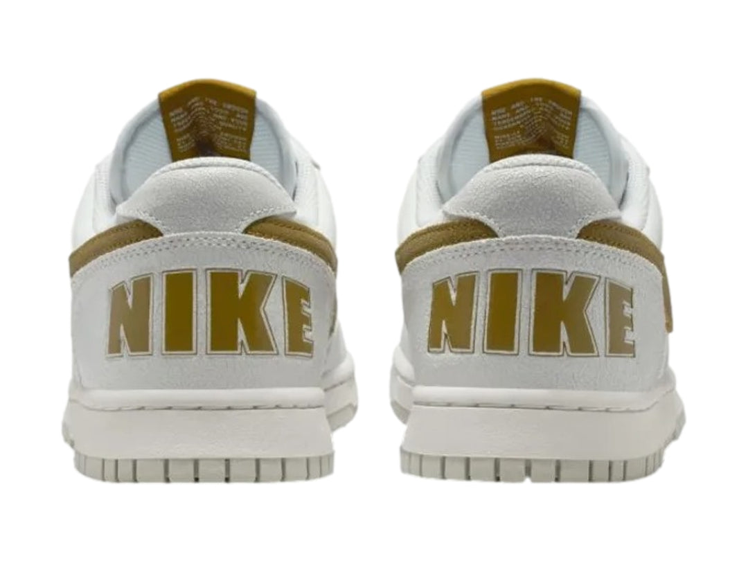 Tenis Nike blancos de corte bajo con detalles en color oliva en el logo y el talón.