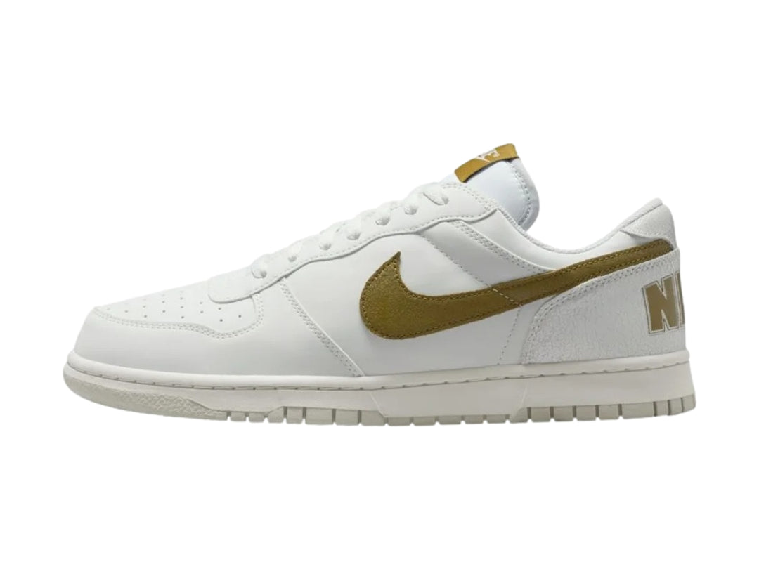 Tenis Nike blancos de corte bajo con detalles en color oliva en el logo y el talón.