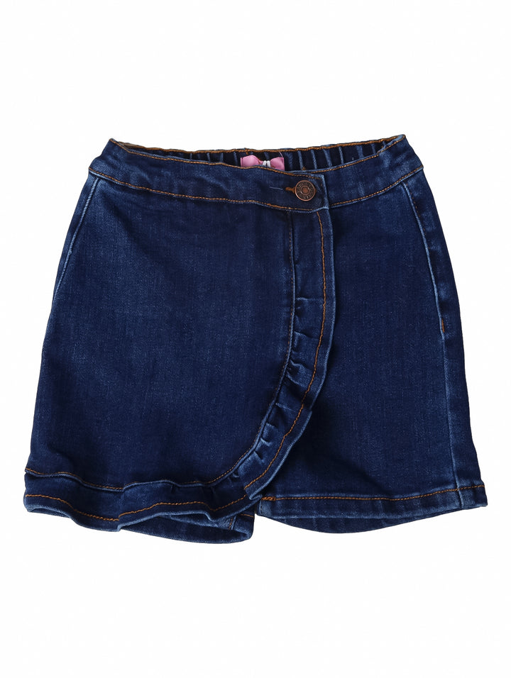 Short falda de mezclilla color azul oscuro para niña con cintura elástica y costuras naranjas.