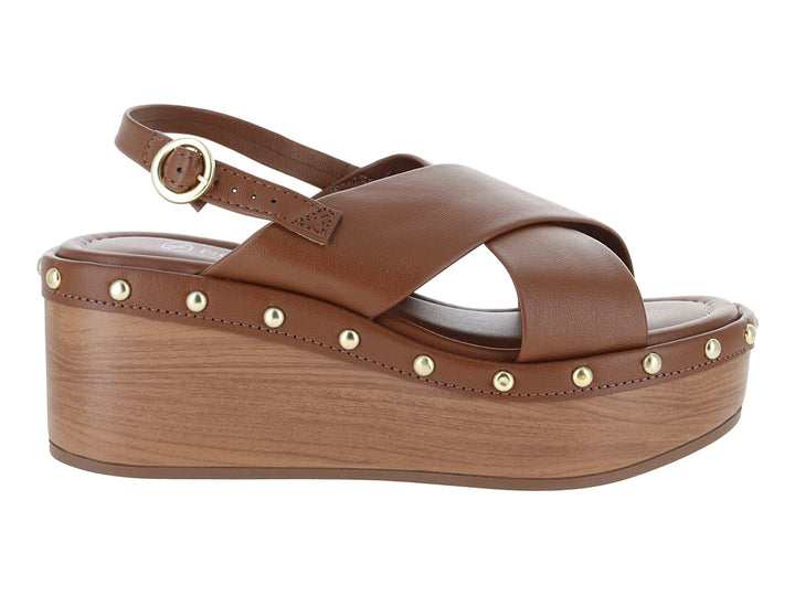 Sandalias de plataforma color camel con tachuelas doradas y suela con acabado efecto madera.