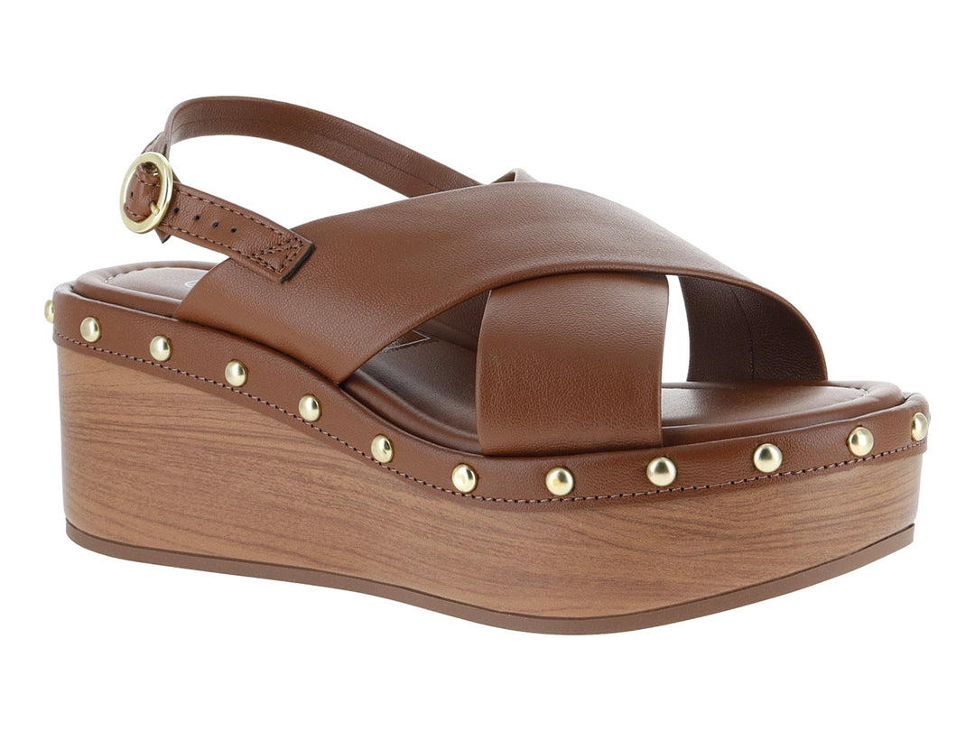 Sandalias de plataforma color camel con tachuelas doradas y suela con acabado efecto madera.