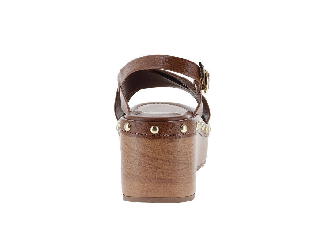 Sandalias de plataforma color camel con tachuelas doradas y suela con acabado efecto madera.