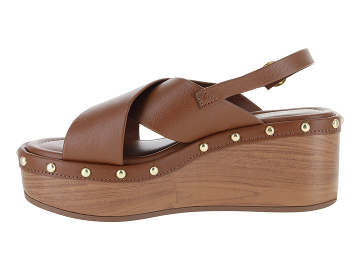 Sandalias de plataforma color camel con tachuelas doradas y suela con acabado efecto madera.
