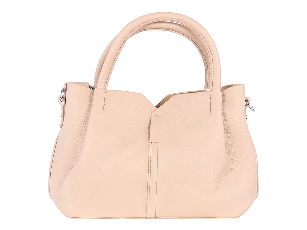 Bolso de hombro color taupe con asa superior y un adorno de borla en colores blanco y amarillo.