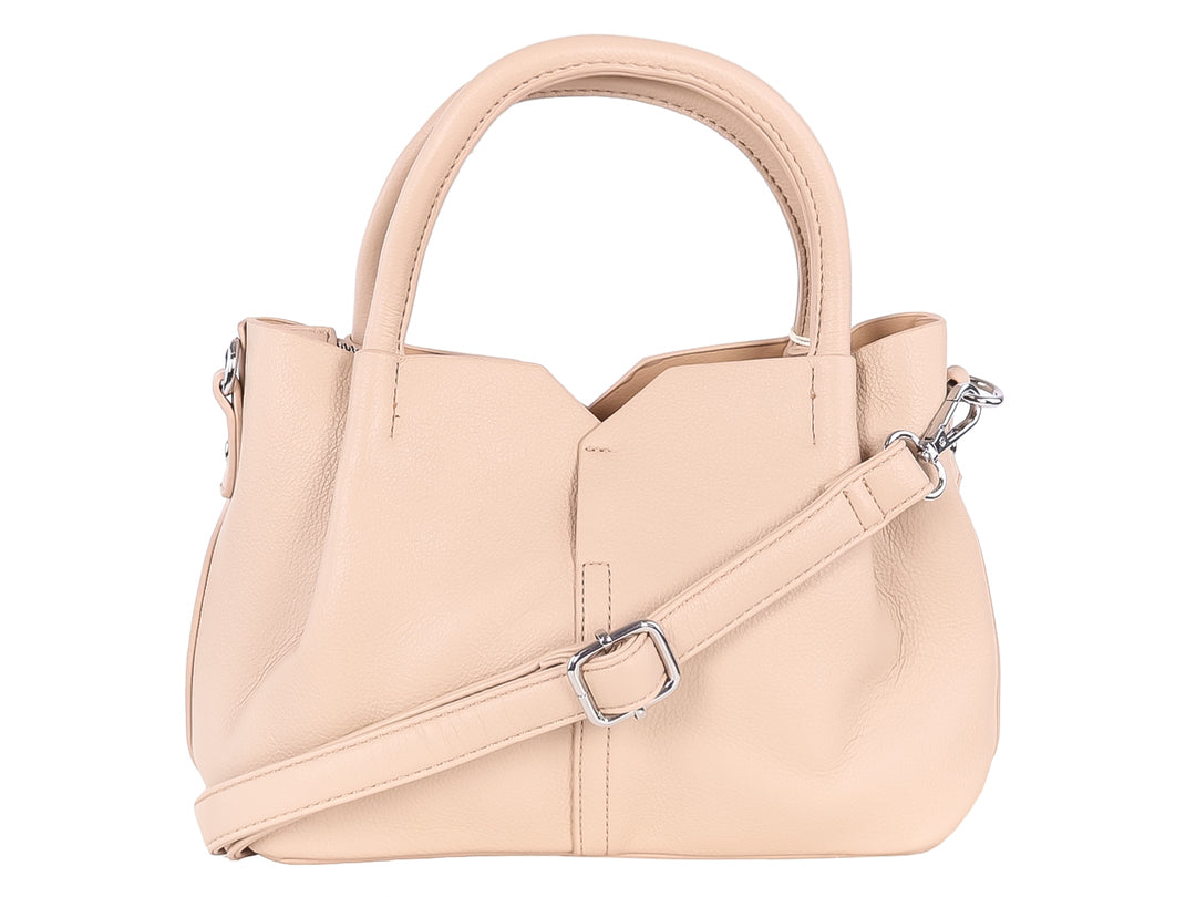 Bolso de hombro color taupe con asa superior y un adorno de borla en colores blanco y amarillo.