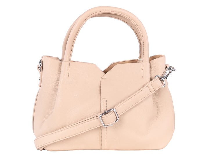 Bolso de hombro color taupe con asa superior y un adorno de borla en colores blanco y amarillo.