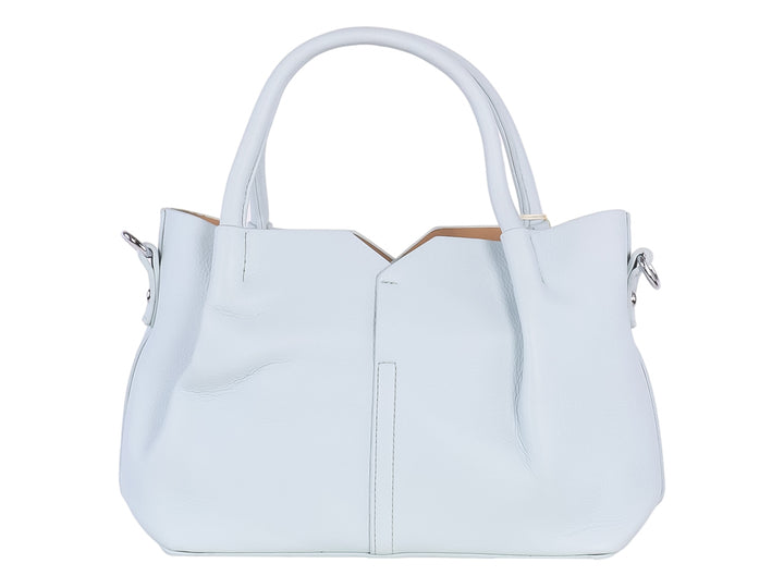 Bolso de hombro color azul claro con asa superior y un accesorio colgante de borla amarilla y blanca.
