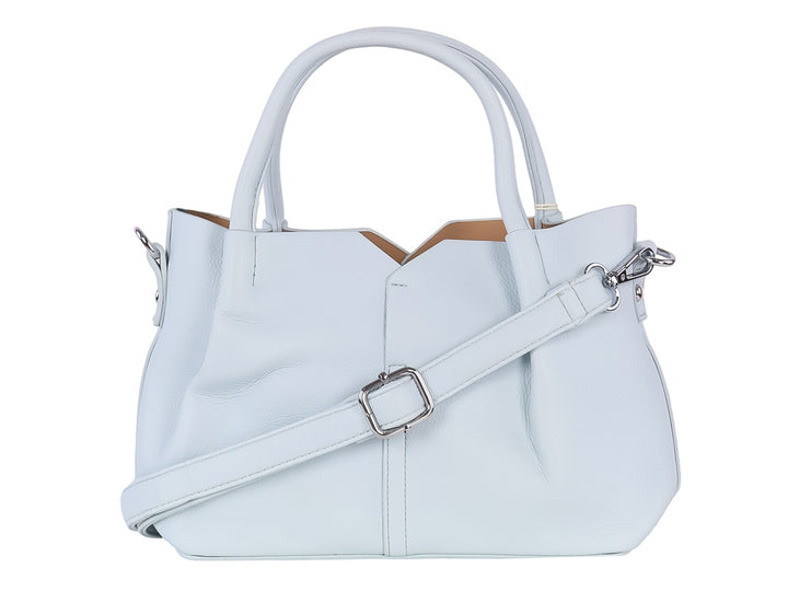 Bolso de hombro color azul claro con asa superior y un accesorio colgante de borla amarilla y blanca.