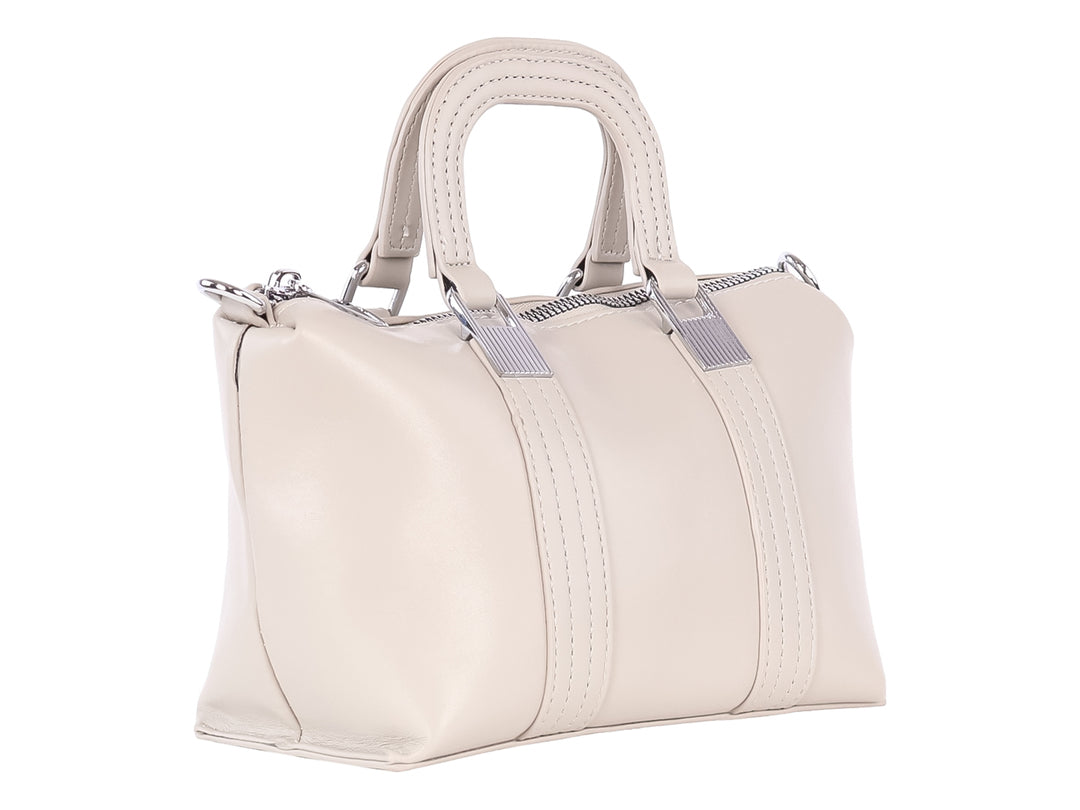 Bolso de mano color gris claro con asas superiores y cierres metálicos plateados.