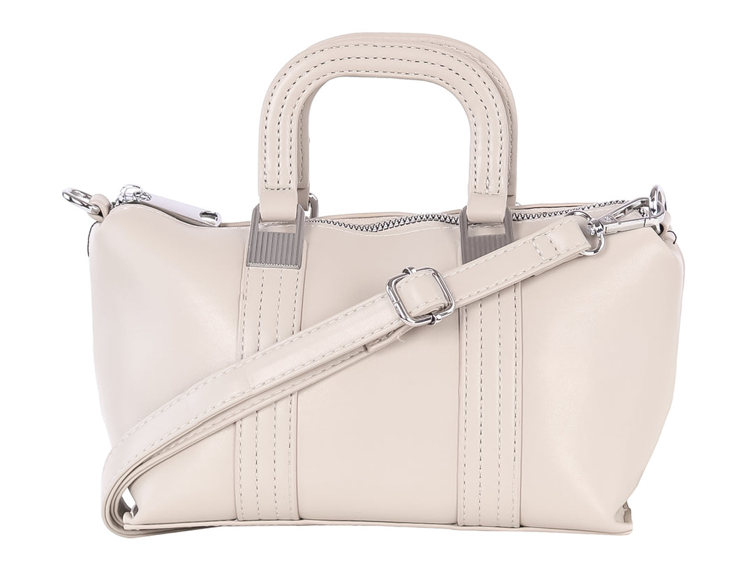 Bolso de mano color gris claro con asas superiores y cierres metálicos plateados.
