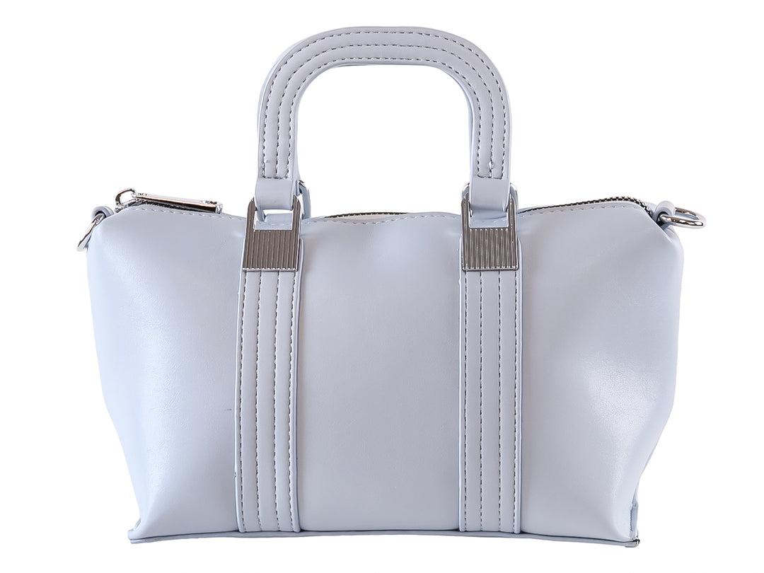 Bolso de mano color azul claro con detalles metálicos plateados en las asas.