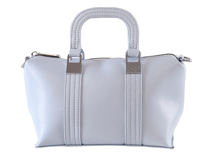 Bolso de mano color azul claro con detalles metálicos plateados en las asas.