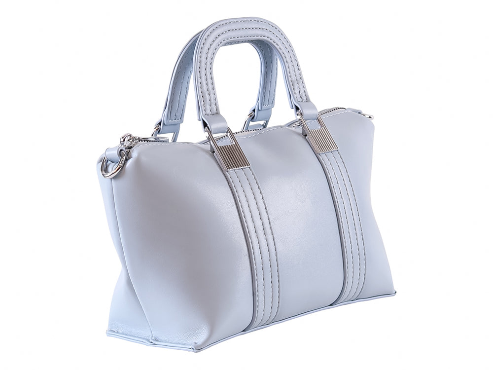 Bolso de mano color azul claro con detalles metálicos plateados en las asas.
