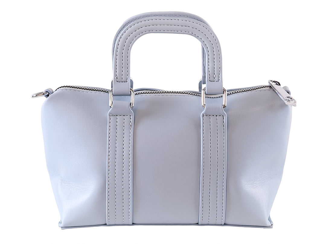 Bolso de mano color azul claro con detalles metálicos plateados en las asas.