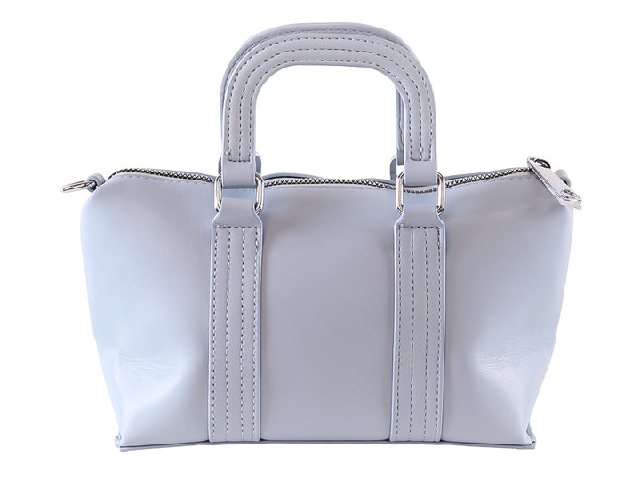Bolso de mano color azul claro con detalles metálicos plateados en las asas.