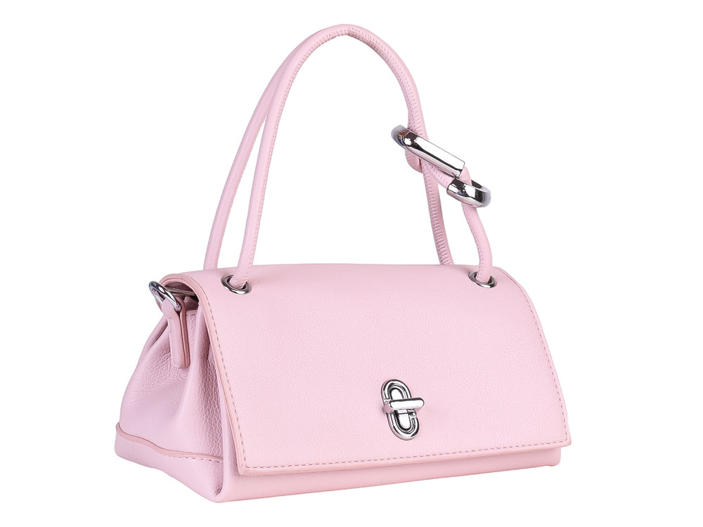 Bolso de mano color rosa pastel con asa superior y cierre metálico plateado.