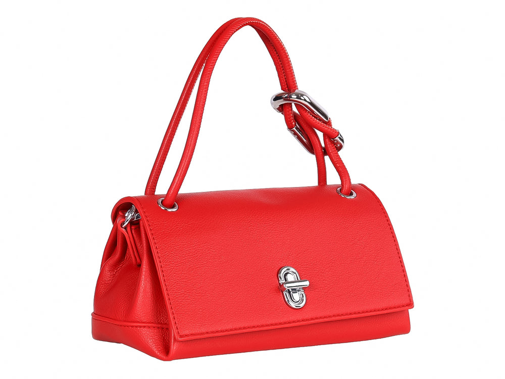 Bolso pequeño de color rojo con asa y detalles metálicos plateados sobre fondo blanco.