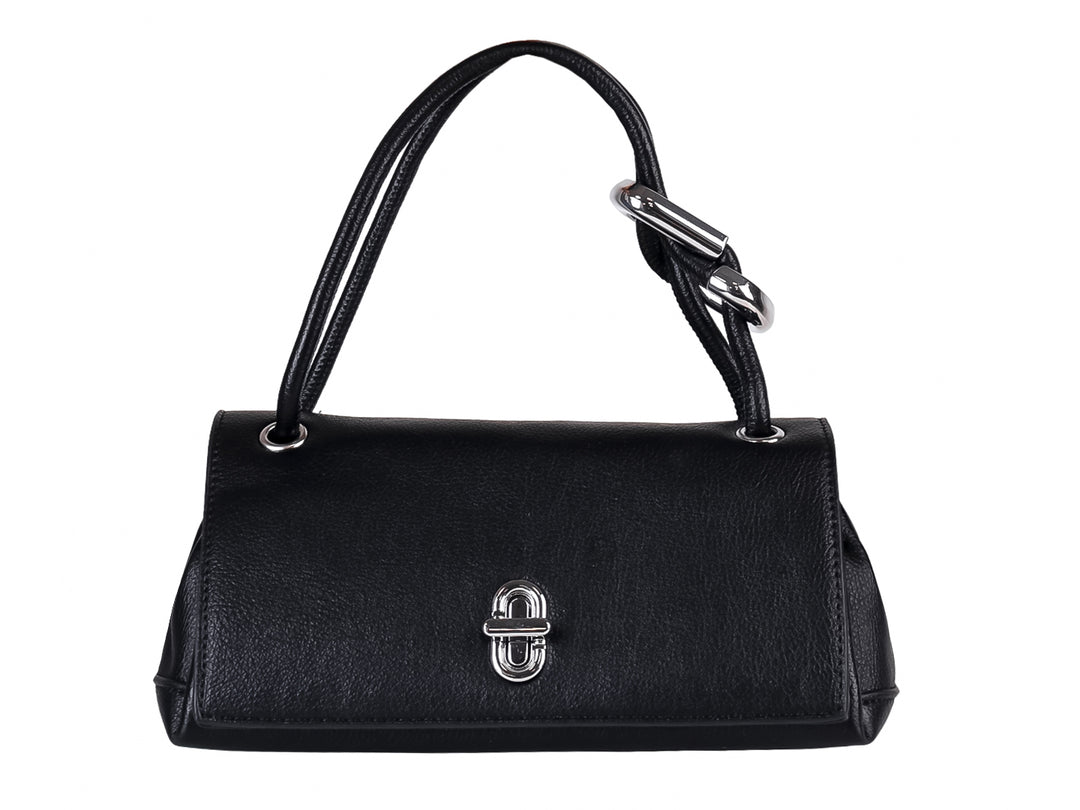 Bolso de mano negro con textura granulada y detalles metálicos plateados en el frente y el asa.