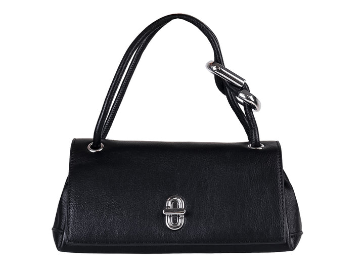 Bolso de mano negro con textura granulada y detalles metálicos plateados en el frente y el asa.
